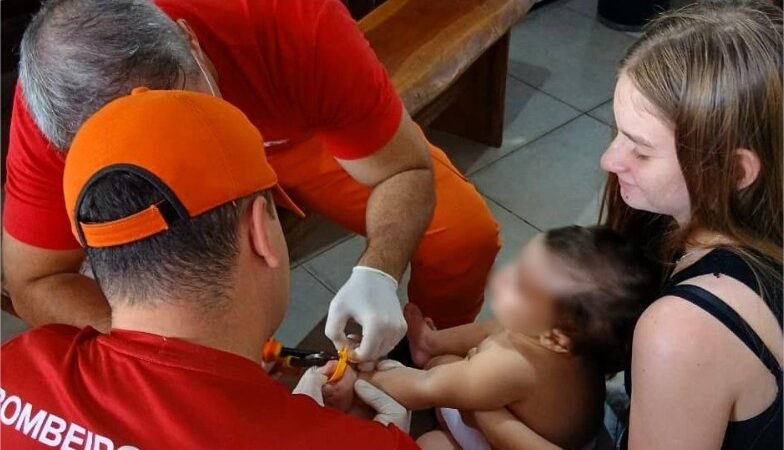 Corpo de Bombeiros retira anel de plástico preso ao dedo de bebê