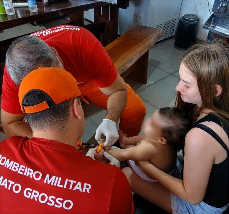 Corpo de Bombeiros retira anel de plástico preso ao dedo de bebê