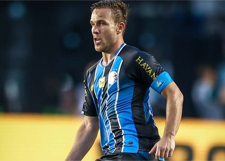 Arthur pede bolada para fechar com o Corinthians por duas temporadas