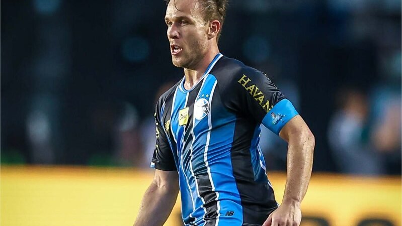 Arthur pede bolada para fechar com o Corinthians por duas temporadas