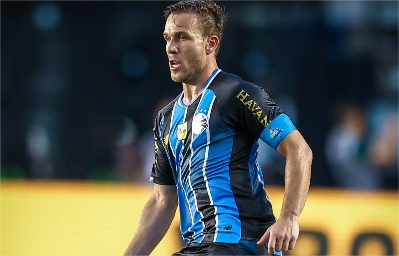 Arthur pede bolada para fechar com o Corinthians por duas temporadas