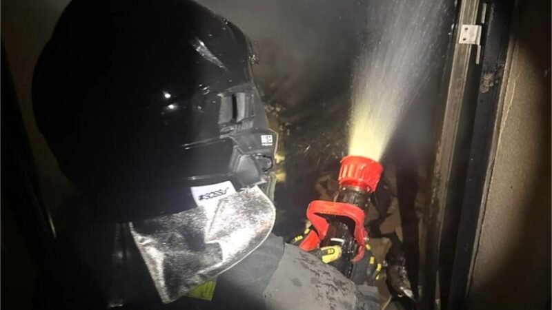 Corpo de Bombeiros combate incêndio em residência em Poconé