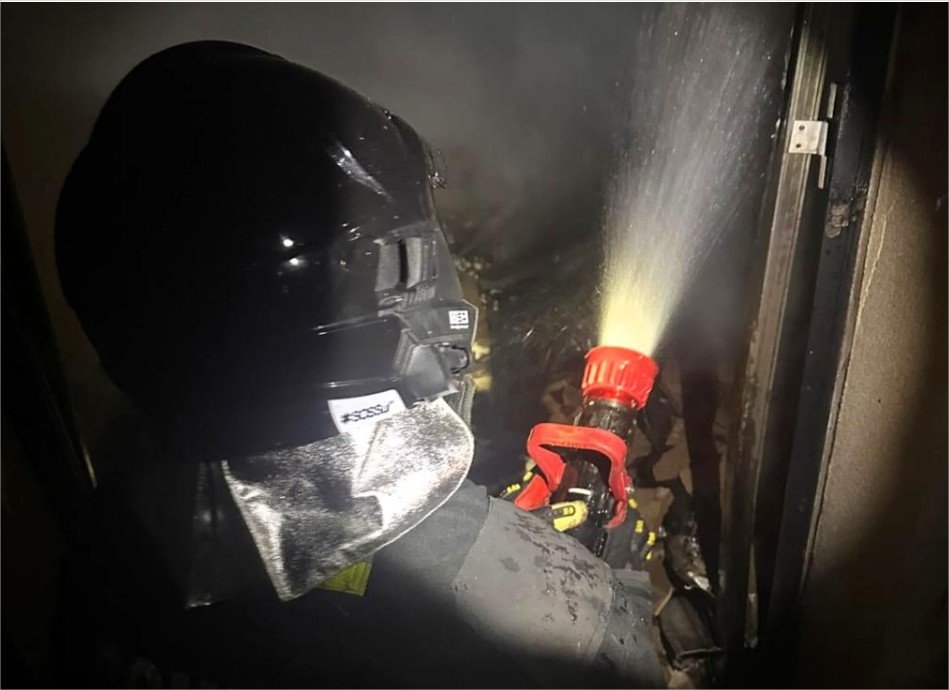 Corpo de Bombeiros combate incêndio em residência em Poconé