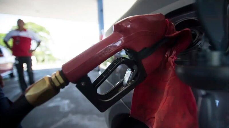 Com nova alta mundial do petróleo, governo mantém desconto na gasolina