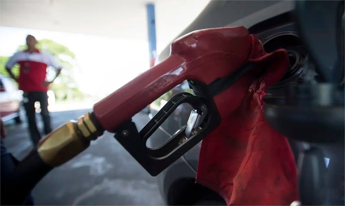 Com nova alta mundial do petróleo, governo mantém desconto na gasolina