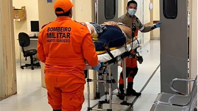 Corpo de Bombeiros socorre mulher ferida após acidente entre motocicleta e bicicleta no centro de Cáceres