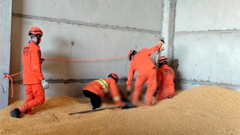 Corpo de Bombeiros resgata corpo de trabalhador soterrado por carga de milho