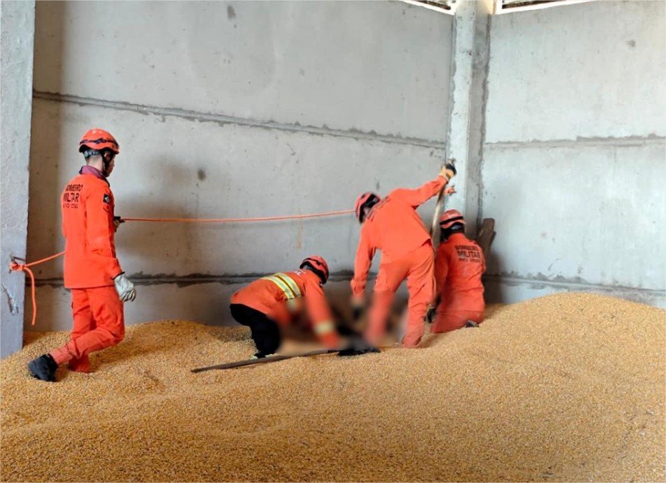 Corpo de Bombeiros resgata corpo de trabalhador soterrado por carga de milho