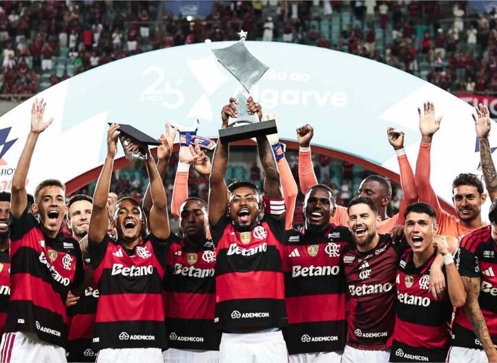 Com show de Samuel Lino, Flamengo bate o Benfica e conquista o Troféu do Algarve