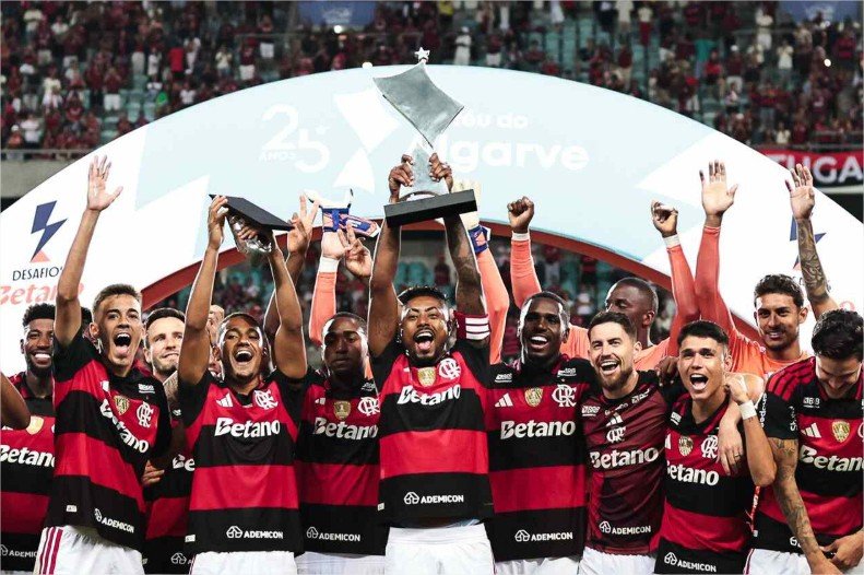 Com show de Samuel Lino, Flamengo bate o Benfica e conquista o Troféu do Algarve
