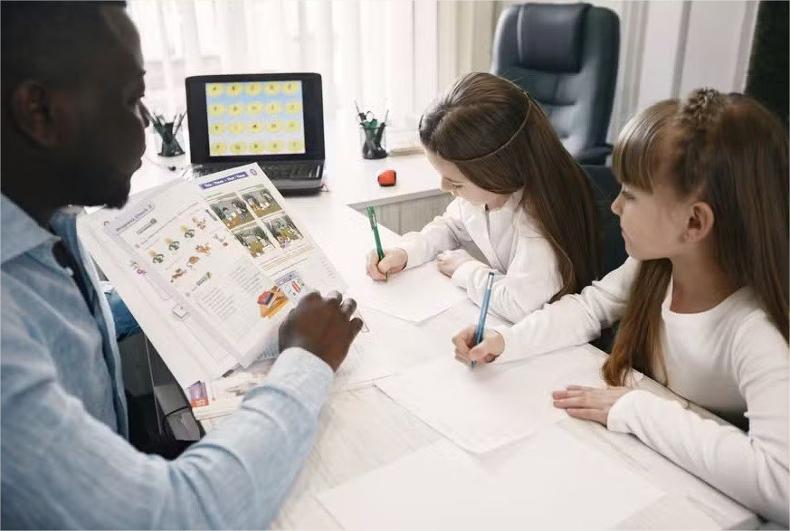 Como funciona o cérebro de quem fala dois idiomas? Este estudo analisou