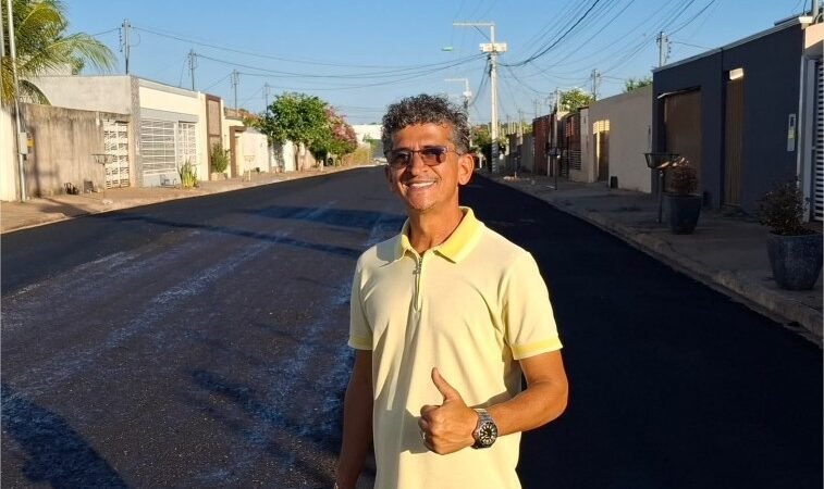 Cezinha Nascimento acompanha obras de microrevestimento no Residencial Nova Canaã