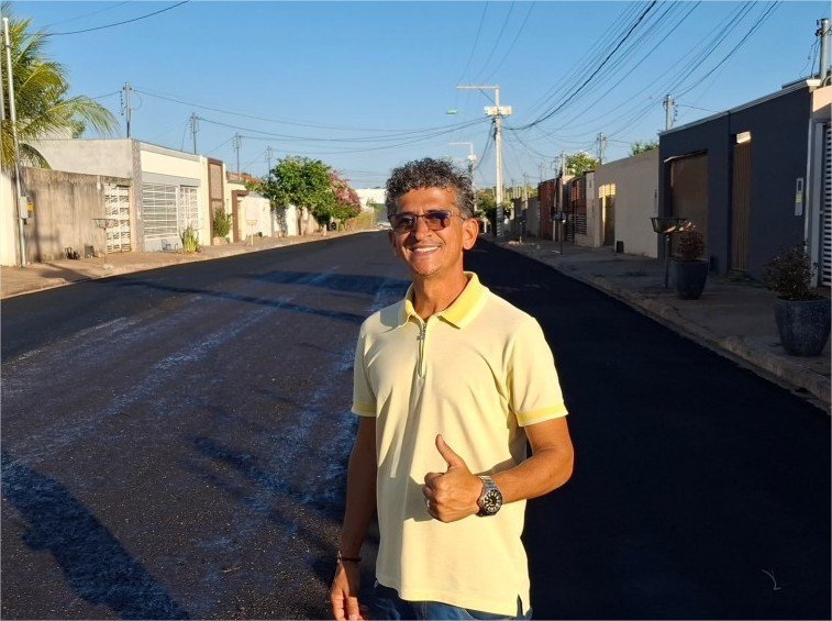 Cezinha Nascimento acompanha obras de microrevestimento no Residencial Nova Canaã