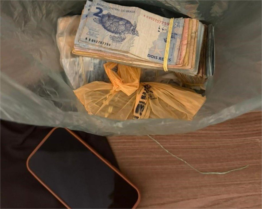 Polícia Civil apreende três veículos, joias e cerca de R$ 53 mil em dinheiro durante operação