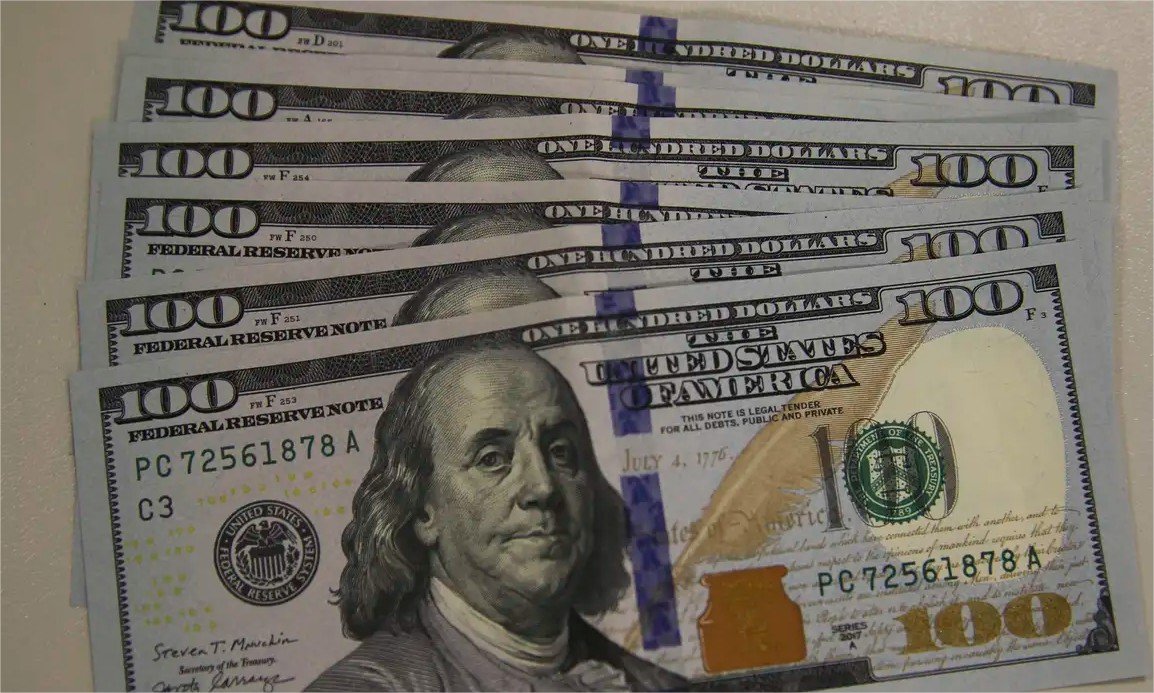 Dólar cai a R$ 5,13, e bolsa recua em dia de ajuste no mercado