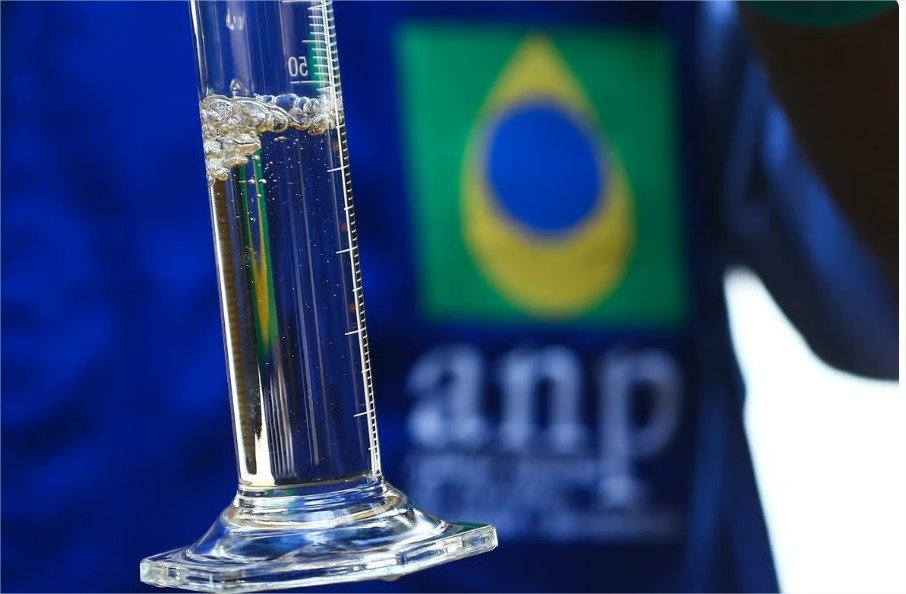 Governo anuncia aumento na mistura de etanol na gasolina de 30% para 32%
