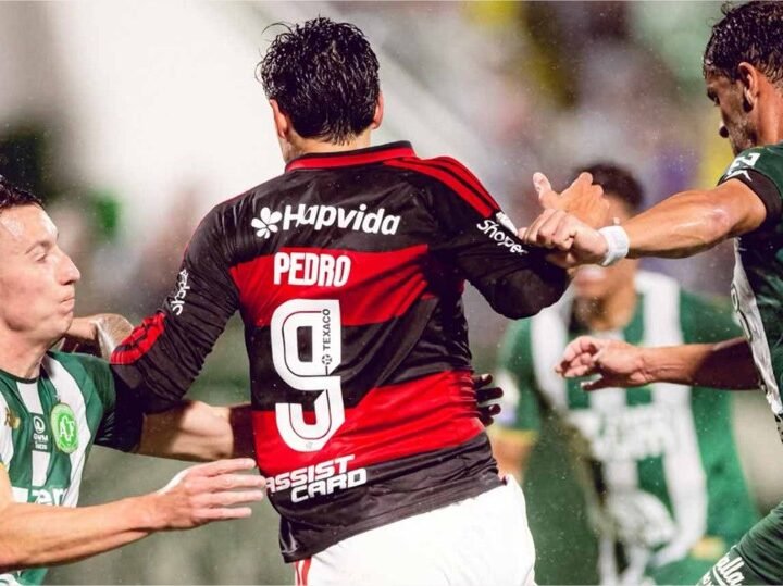 Na volta ao Brasileirão, Flamengo controla e goleia a Chapecoense em SC