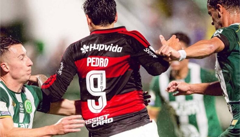 Na volta ao Brasileirão, Flamengo controla e goleia a Chapecoense em SC