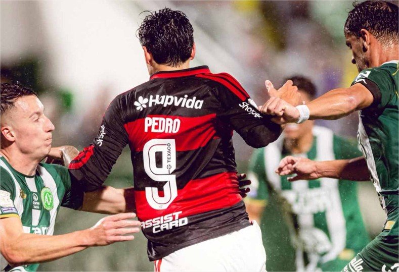 Na volta ao Brasileirão, Flamengo controla e goleia a Chapecoense em SC