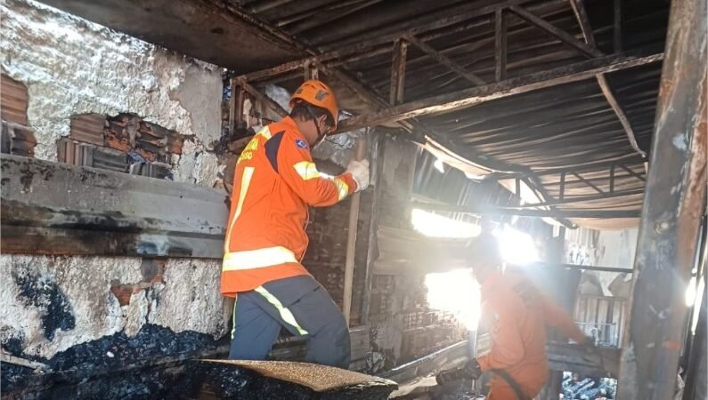 Corpo de Bombeiros combate incêndio de grandes proporções em estabelecimento comercial