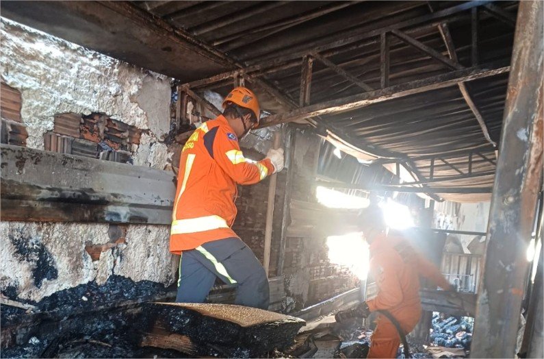 Corpo de Bombeiros combate incêndio de grandes proporções em estabelecimento comercial
