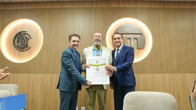 Novelli recebe homenagem