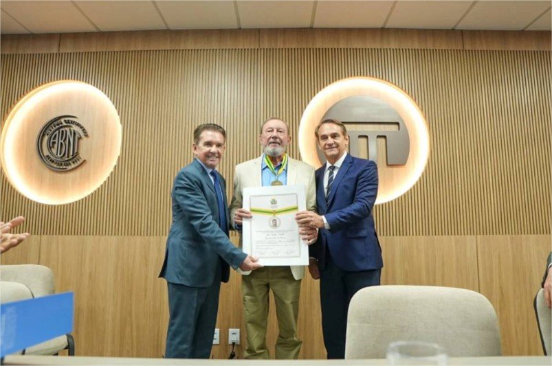 Novelli recebe homenagem