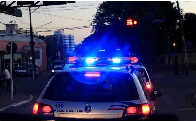 Bandidos sequestram motorista, invadem casa e fazem família refém; jornalista é ameaçado