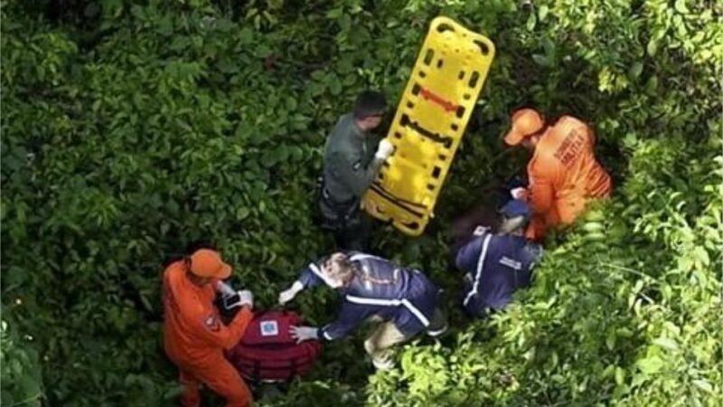 Bombeiros resgatam mulher desaparecida em área de mata de difícil acesso