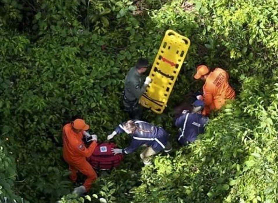 Bombeiros resgatam mulher desaparecida em área de mata de difícil acesso