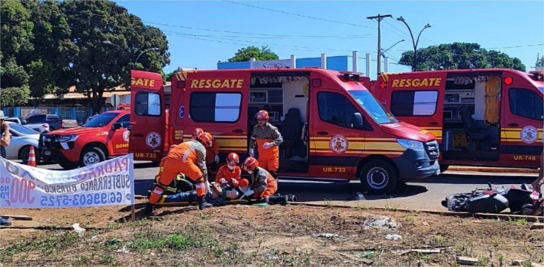 Corpo de Bombeiros socorre duas vítimas em estado grave após acidente entre carro e motocicleta em Sinop