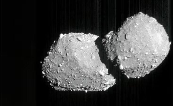 Sonda japonesa chega a 10 km de asteroide “boneco de neve” e faz imagem detalhada