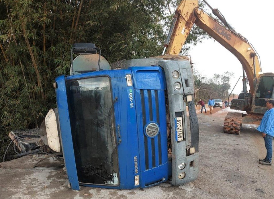Bombeiros são mobilizados após caminhão tombar e derramar emulsão asfáltica em córrego