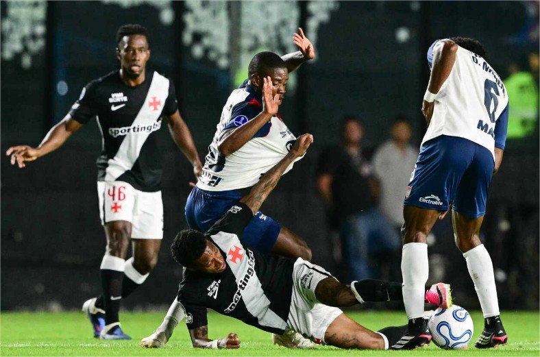 Vasco vence Independiente Medellín e avança às oitavas da Sul-Americana