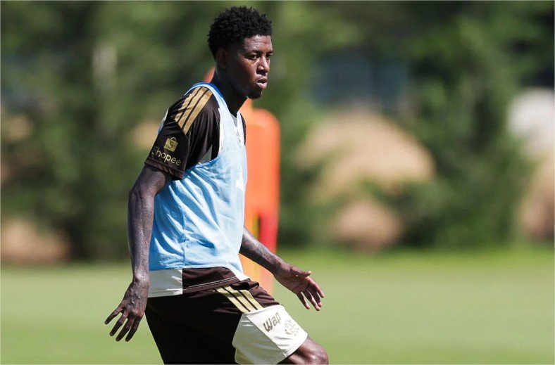 Vitão reforça briga por vaga na defesa do Flamengo e valoriza amistosos: “Avaliação positiva”