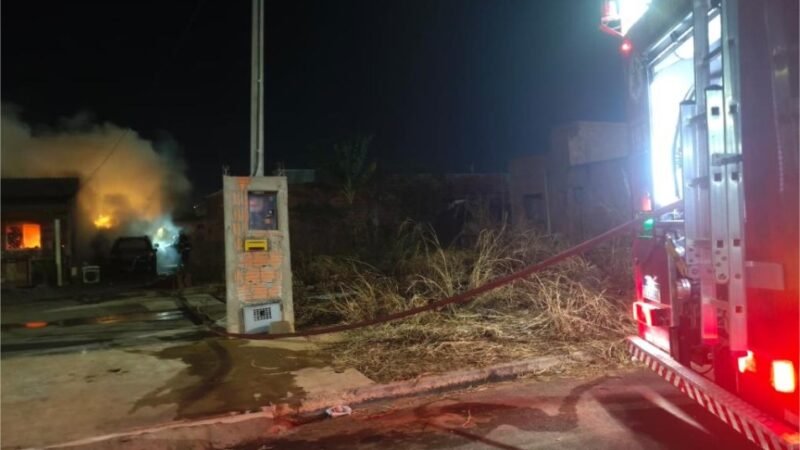 Corpo de Bombeiros combate chamas em veículo e controla princípio de incêndio em residência
