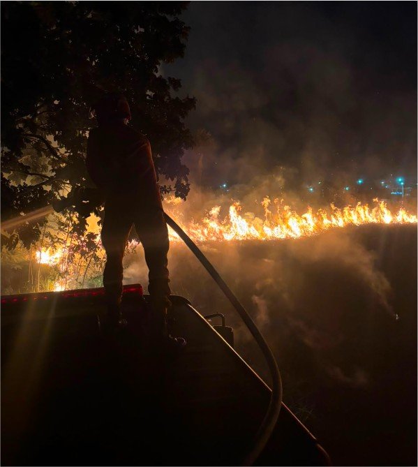 Corpo de Bombeiros combate incêndio em vegetação na área urbana de Sinop