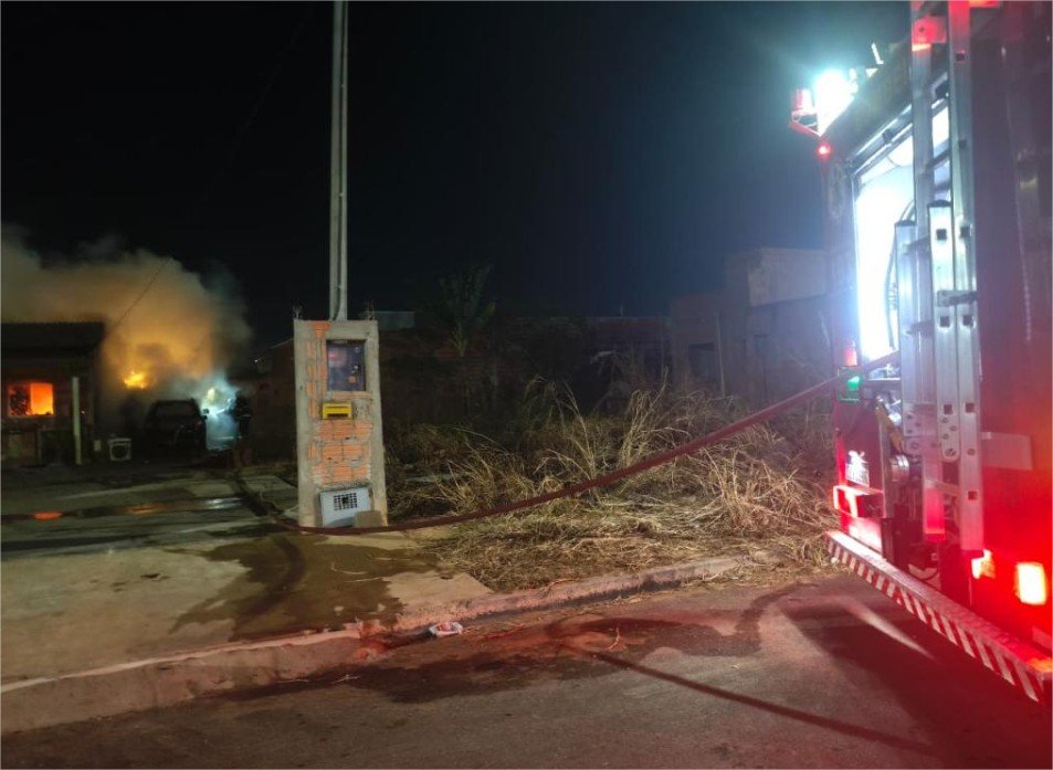Corpo de Bombeiros combate chamas em veículo e controla princípio de incêndio em residência