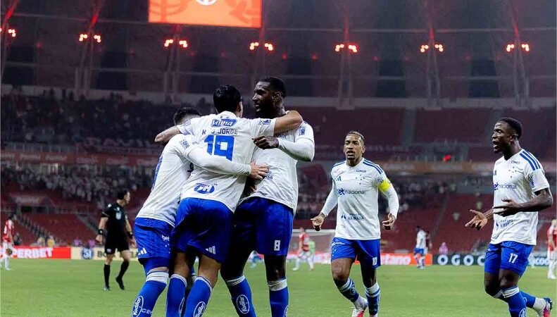 Cruzeiro bate o Inter fora de casa e sobe na tabela do Brasileirão