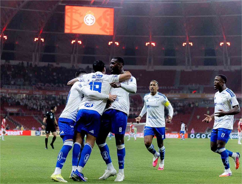 Cruzeiro bate o Inter fora de casa e sobe na tabela do Brasileirão