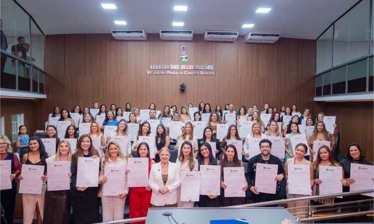 Paula Calil homenageia profissionais da beleza e destaca impacto econômico e social da categoria