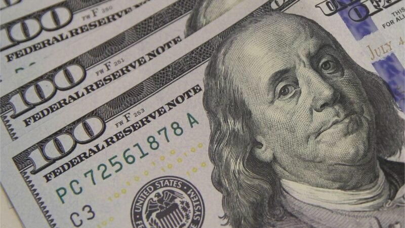 Dólar encosta em R$ 5,10 com tarifaço e tensão global