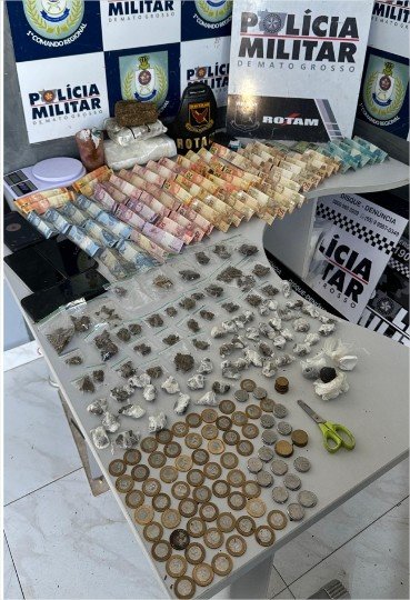 Rotam apreende 85 porções de drogas, apreende R$ 1,8 mil e detém quadrilha por tráfico