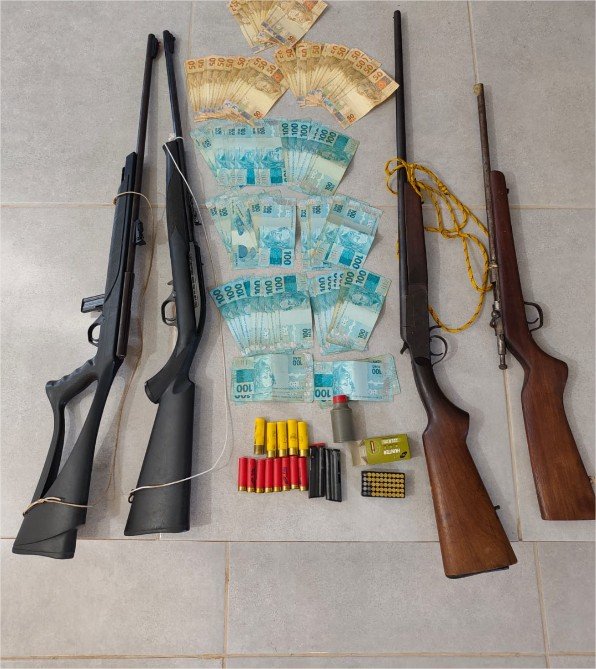 Foragido por estupro de vulnerável é preso pela PM com espingardas e R$ 10,7 mil em dinheiro