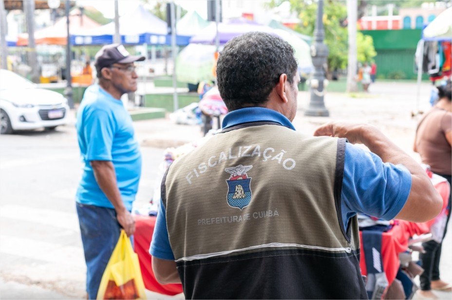 Ordem Pública orienta ambulantes do centro e interdita trailers abandonados