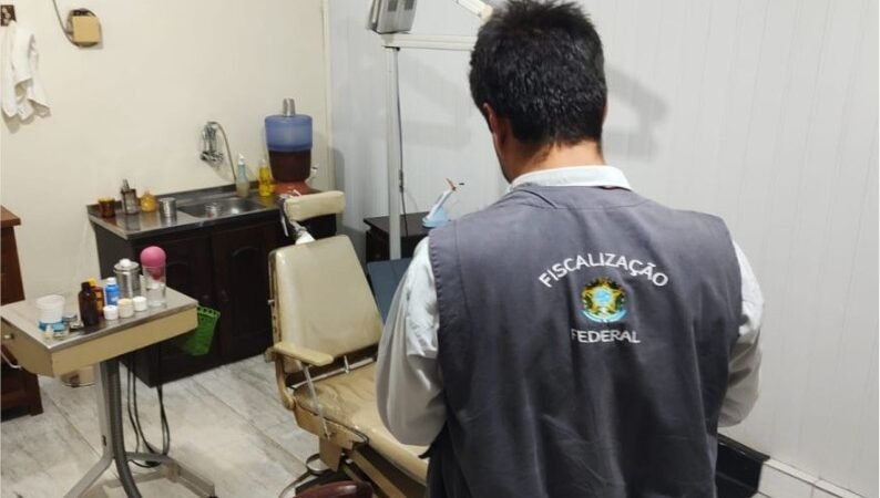 Falso dentista é flagrado atuando em espaço de loja de calçados