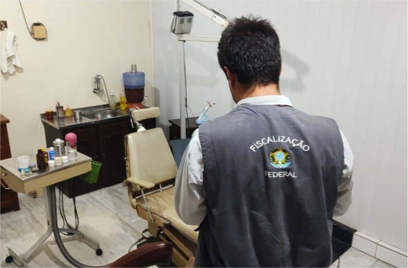 Falso dentista é flagrado atuando em espaço de loja de calçados