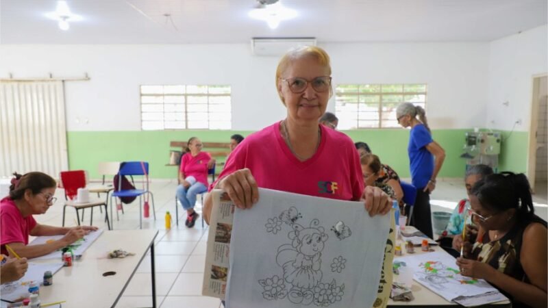 Idosos participam de oficinas de crochê e pintura em tecido no CRAS Cristo Rei
