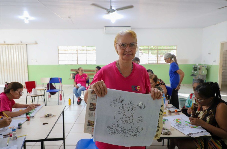 Idosos participam de oficinas de crochê e pintura em tecido no CRAS Cristo Rei