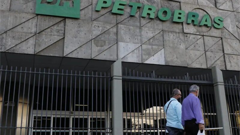 Com alívio da guerra, Petrobras reduz preço do querosene de aviação